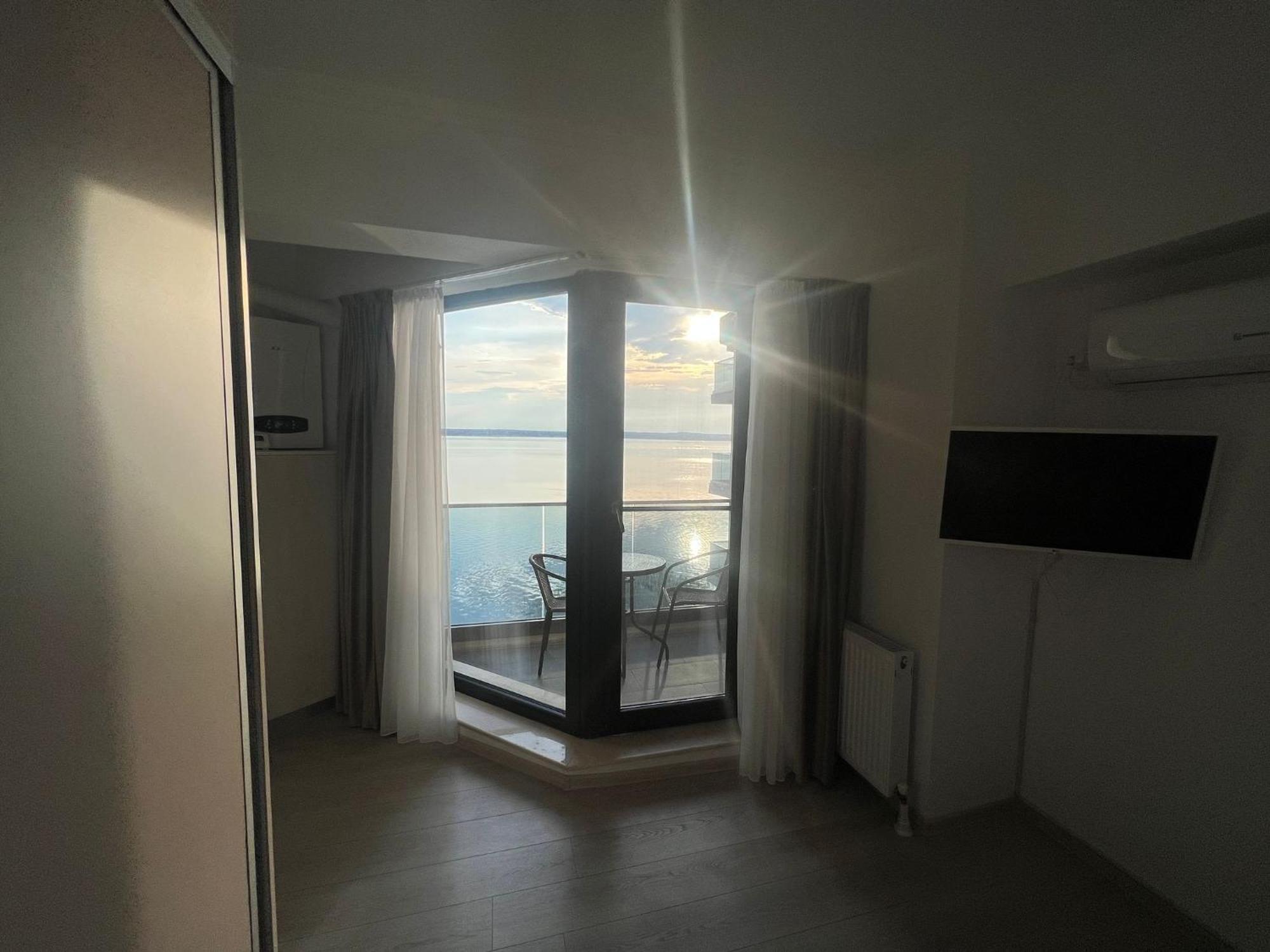 Kitty Studio Sunset Lake Apartment *