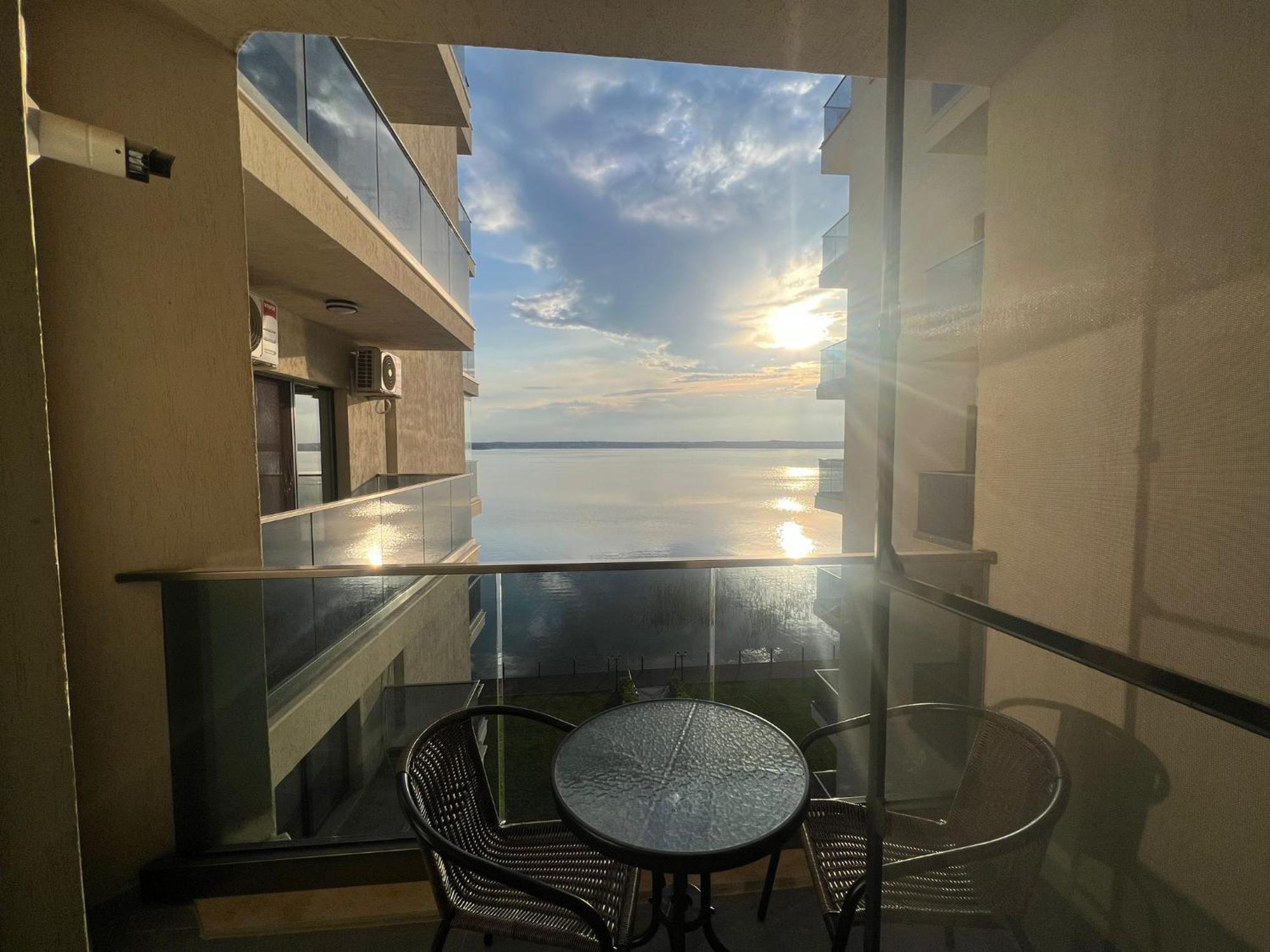 Kitty Studio Sunset Lake Apartment